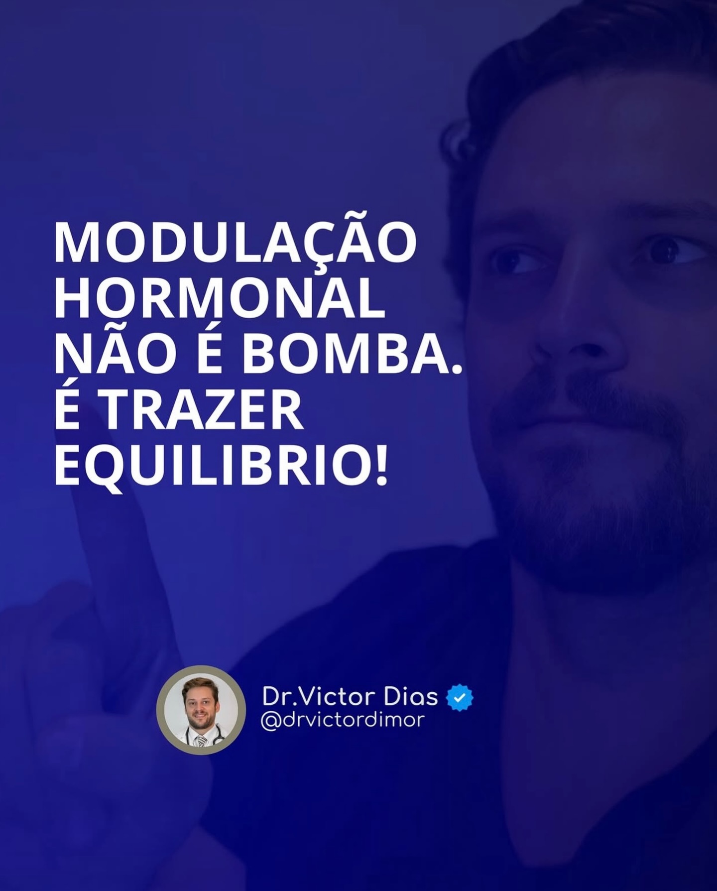 Quando falamos em #hormônios, ainda existe muita confusão entre o que é modulação hormonal e o uso indiscriminado de hormônios para fins estéticos.

Modular não é sobre “turbo”, “bomba” ou “milagre”. É sobre restaurar a fisiologia hormonal de forma individualizada, com base em evidências, sintomas clínicos e exames complementares.

Com o avanço da #medicina, entendemos que o declínio hormonal, seja por idade, #estresse crônico, sedentarismo ou doenças, afeta diretamente a saúde metabólica, o #sono, a composição corporal, a libido, o humor, a imunidade e até a capacidade de regeneração celular.

A modulação hormonal, quando bem conduzida, não tem o objetivo de ultrapassar limites fisiológicos, mas sim de devolver equilíbrio ao sistema endócrino. É um processo que respeita a individualidade biológica de cada paciente e envolve muito mais do que prescrever hormônio.

Inclui investigar deficiências nutricionais, otimizar a função hepática e intestinal, corrigir hábitos de vida, modular o sono e, quando necessário, ajustar os eixos hormonais com precisão, seja com #testosterona, DHEA, progesterona, estradiol, melatonina ou outros.

A experiência clínica nos mostra que, ao restaurar o eixo hormonal de forma inteligente, o corpo retoma sua capacidade natural de queimar gordura, construir músculo, dormir bem, raciocinar com clareza e viver com vitalidade.
-
Dr. Victor Dias - CRM: 174268