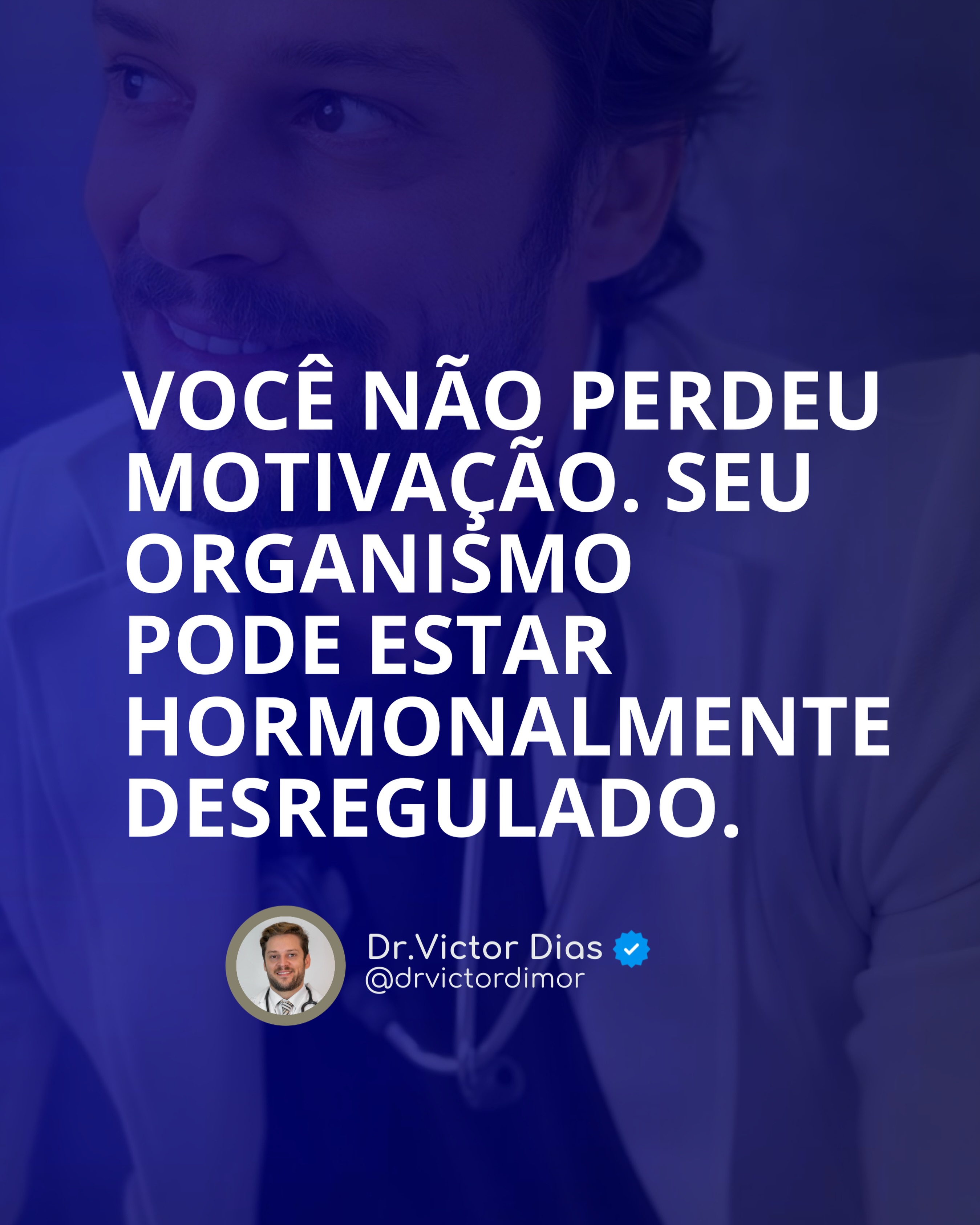 Muitos pacientes chegam ao consultório dizendo exatamente a mesma frase: “Doutor, parece que eu perdi minha vontade de fazer as coisas”.

São homens que continuam trabalhando, #treinando e tentando manter rotina saudável, mas percebem que algo mudou. A disposição caiu, o rendimento físico piorou, o ganho de #gordura abdominal aumentou e a recuperação muscular ficou mais lenta.

O mais interessante é que muitos acreditam que isso aconteceu apenas por estresse ou #envelhecimento. Na prática clínica, frequentemente existe uma desorganização hormonal importante por trás desse quadro.

A testosterona por exemplo participa da regulação de neurotransmissores ligados à motivação, foco e energia. Além disso, influencia diretamente sensibilidade à insulina, síntese proteica muscular e eficiência metabólica.

Quando os níveis hormonais começam a cair, o organismo tende a operar em menor performance metabólica. O paciente sente isso no corpo antes mesmo de perceber alterações importantes na #libido.

Por isso sempre digo que a #testosterona não deve ser analisada apenas como hormônio sexual.
-
Dr. Victor Dias - CRM: 174268