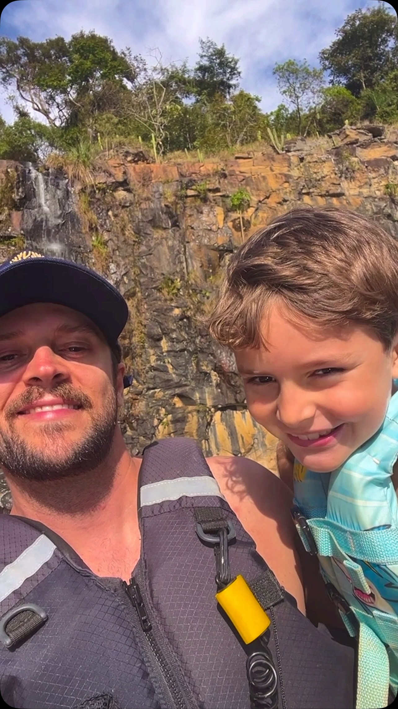 Alguns dos melhores momentos da vida não precisam de luxo, apenas da companhia certa. Meu melhor amigo, meu filho. 🤍🌿🚤
-
#sitio #melhoramigo #recantobonvivere #filhao