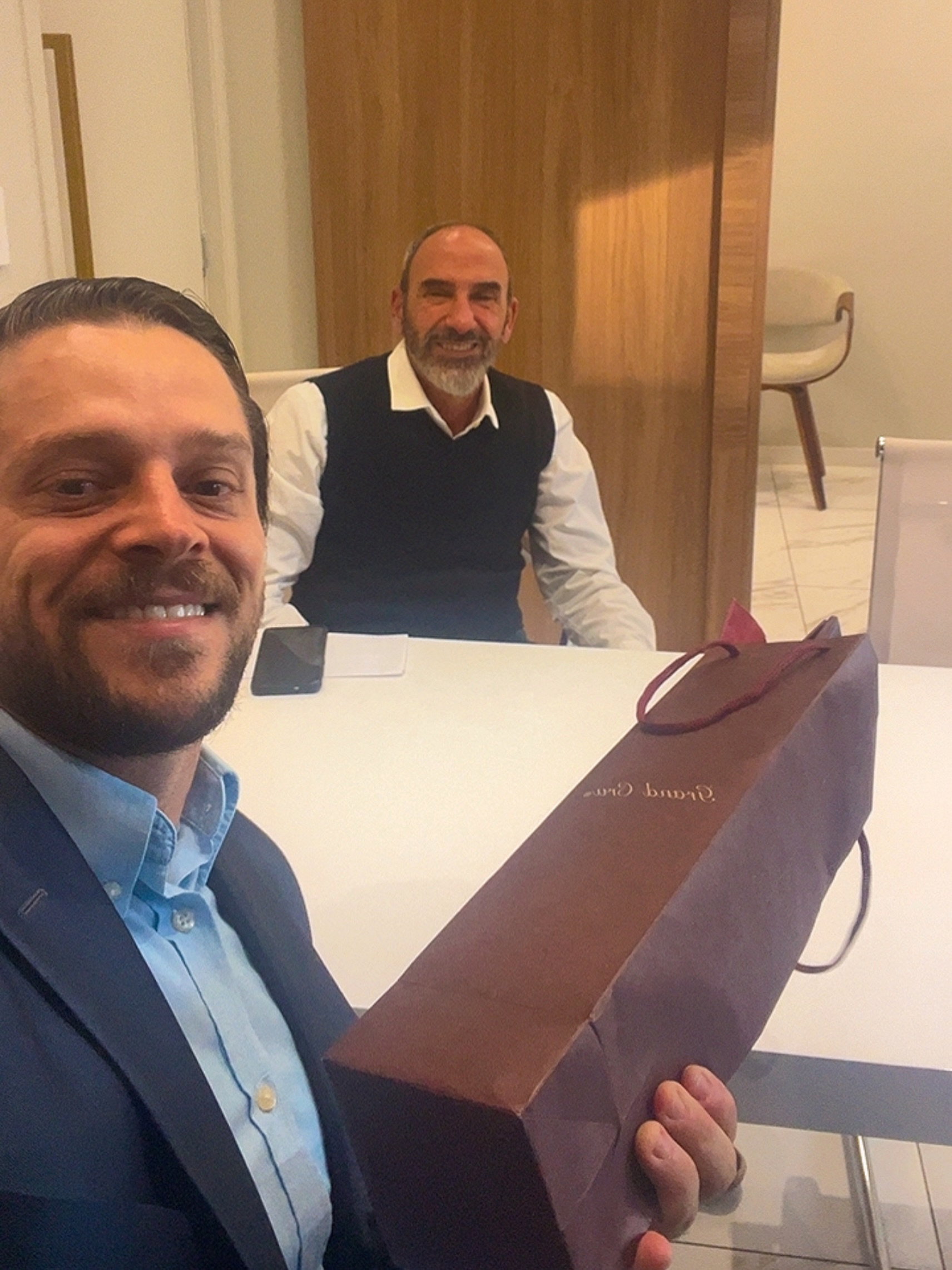 Consulta de rotina do Dr. João José, renomado colega ginecologista e obstetra… Mais uma etapa concluída com excelentes resultados: melhora importante do perfil metabólico, reversão de pré-diabetes por meio de ajustes metabólicos e mudanças no estilo de vida, além de ganho de massa muscular!!

Esse é o tipo de #medicina que acredito: identificar a causa, promover mudanças sustentáveis e acompanhar cada etapa da evolução do paciente. E, no fim das consultas sempre ganho bons #vinhos para a coleção. Muito obrigado pela confiança amigo!!