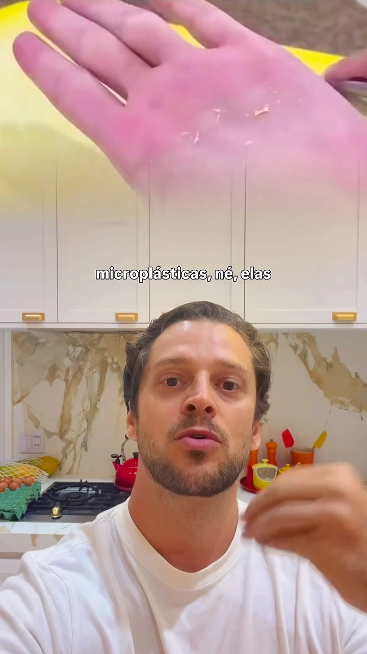 Sua tábua de plástico pode estar deixando micropartículas no alimento sem que você perceba.

Microplásticos já foram identificados em diferentes tecidos humanos, inclusive em amostras cardíacas. A ciência ainda investiga o impacto disso no longo prazo mas reduzir exposições desnecessárias faz sentido.

Eu, particularmente, prefiro não usar tábua de plástico, muito menos indicar!

Compartilhe com alguém que ainda usa isso. Beijos do doc!  Sua tábua de plástico pode estar deixando micropartículas no alimento sem que você perceba.

Microplásticos já foram identificados em diferentes tecidos humanos, inclusive em amostras cardíacas. A ciência ainda investiga o impacto disso no longo prazo, mas reduzir exposições desnecessárias faz sentido…

Eu, particularmente, prefiro não usar tábua de plástico.

Compartilhe com alguém que ainda usa todos os dias. #Microplásticos #Saúde #Longevidade #MedicinaPreventiva
-
Dr. Victor Dias: CRM 174268